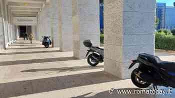Eur, tra le colonne del Museo delle Civiltà ora parcheggiano gli scooter