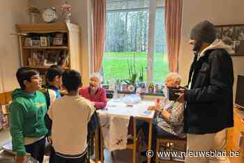 Jongeren van moslimgemeenschap verrassen senioren met feestelijke geschenken
