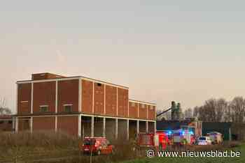 Brandweer moet aangestoken vlasbrandje in verlaten fabriek blussen