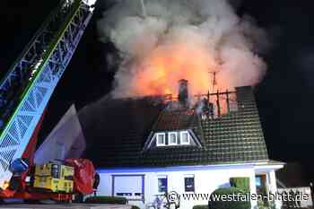 Großbrand in Hövelhof: Dachstuhl brennt komplett aus