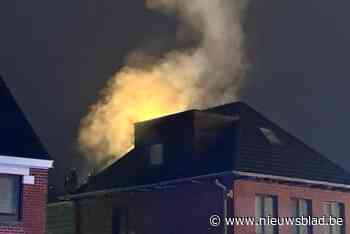 Zware rookontwikkeling door woningbrand nabij Beernem: hele straat afgezet