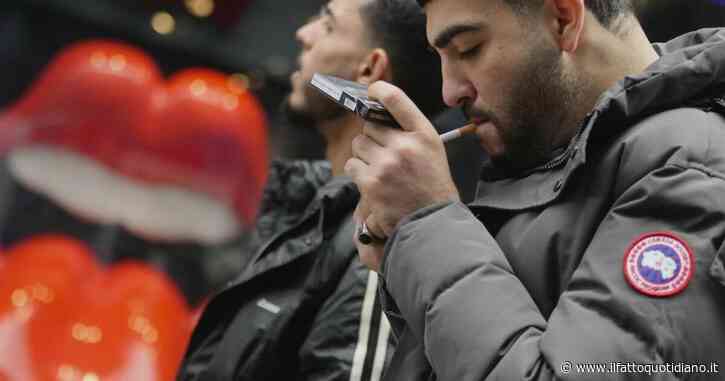 Arriva il divieto di fumo all’aperto a Milano: sarà divisivo, ma ci vorrebbe una legge nazionale