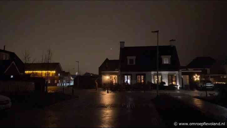 Urk - Lantaarnpalen bij Oranjewijk al weken kapot: 'Wachten tot het misgaat'