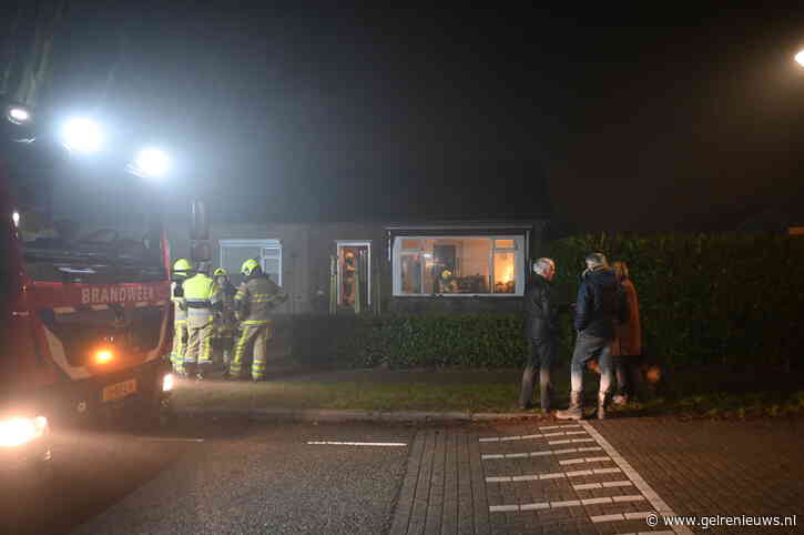 Buurtbewoner merkt brand op bij buren en start met blussen