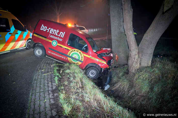 Automobilist met gehuurd busje crasht tegen boom