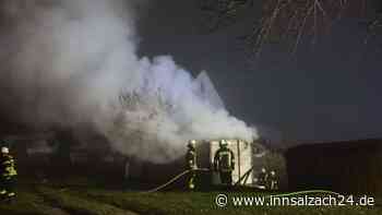 Bauwagen brennt bei Niedertaufkirchen lichterloh – Feuerwehren im Großeinsatz