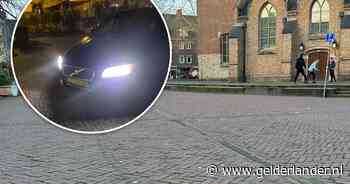 Met piepende banden scheurt dronken man nog rondjes om de kerk als omstanders nét op tijd wegspringen: 'Wageningen aan drama ontsnapt’