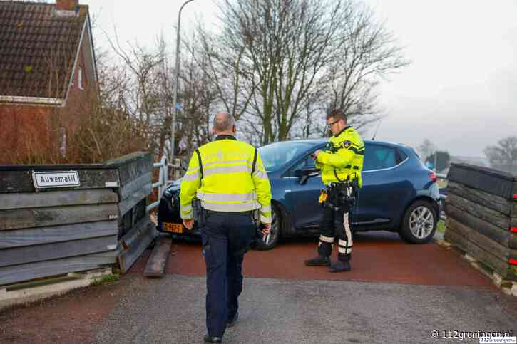 Vrouw ramt brugleuning in Enumatil, 1 lichtgewonde