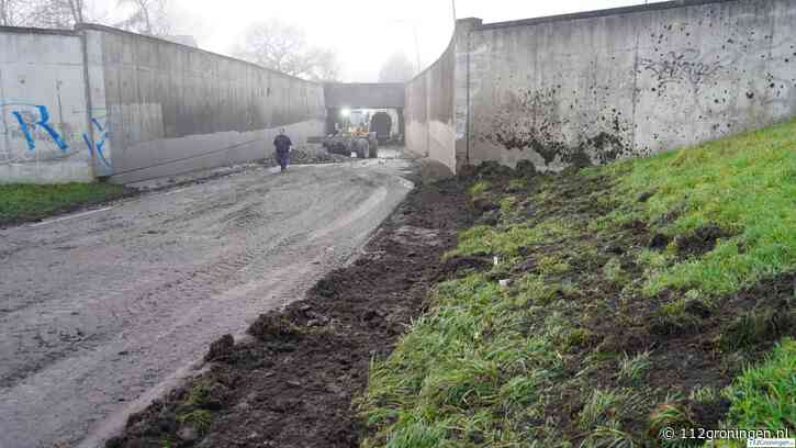 Bietenwagen raakt tunnelwand en verliest veel bieten bij Hoogkerk (Video)