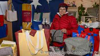 Marianne Heiß verkauft selbst genähte Taschen für den guten Zweck