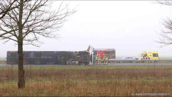 Ens - Tankwagen gekanteld op N50, weg bij Ens dicht