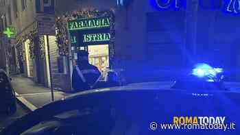 Colpo di fucile in farmacia: rapinatori scappano con la cassa e feriscono dottore