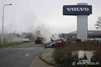 Voorkant auto uitgebrand voor autobedrijf