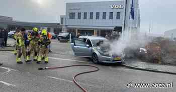 Auto vat vlam bij Volvo dealer in Waddinxveen