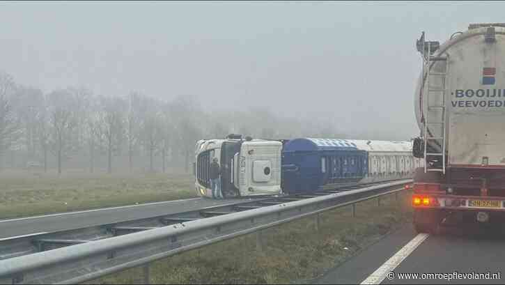 Ens - Automobilisten staan uren vast na ongeluk met gekantelde vrachtwagen op N50