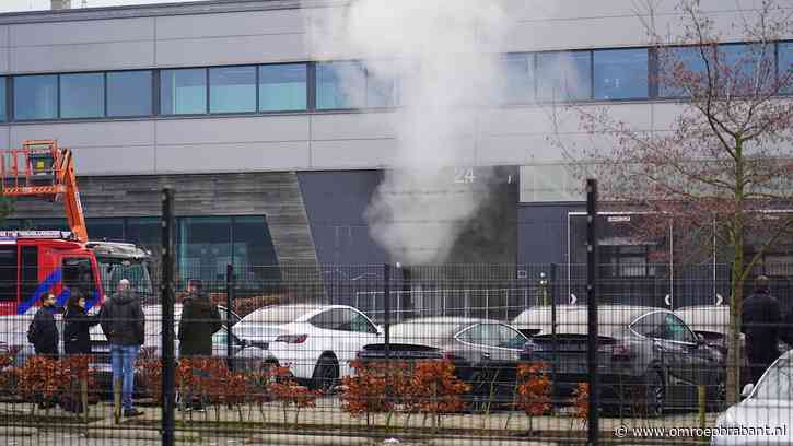Grote rookpluimen uit Teslafabriek: meerdere accu's in brand