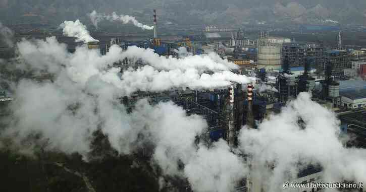 L’Italia chiede di cambiare la carbon tax Ue sui prodotti importati: tra le proposte anche la proroga dei permessi gratuiti a inquinare