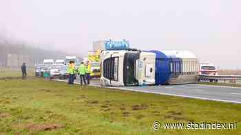 Verkeer staat urenlang muurvast op N50 bij Ens door gekantelde vrachtwagen, noodoplossing in de maak