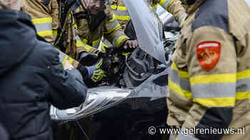 Brandweer redt kat die vast zit onder motorkap van auto