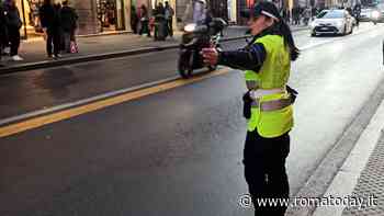 Via del Corso, c’è un autobus che perde l’olio: chiuso un tratto di strada
