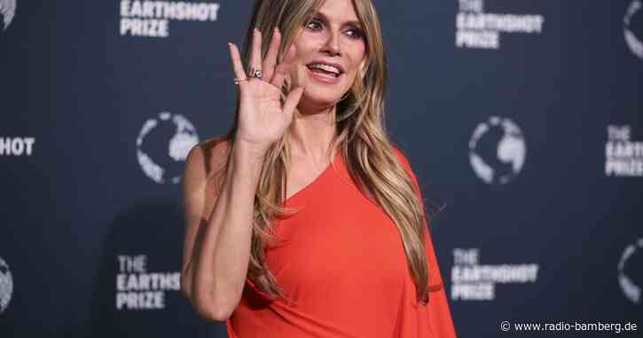 Heidi Klum stößt sich beim Tanzen den Zeh