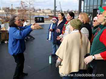 Photo Gallery: Caroling at The Ribbon at Glass City Metropark