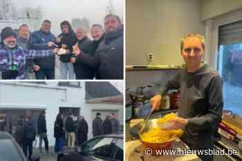 Friturist Jakke stopt na 40 jaar en trakteert met gratis friet: “Tijdens mijn recordpoging viel ik na 65 uur bakken in slaap”