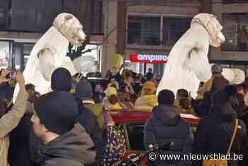 Straattheater met reusachtige ijsberen lokt massa volk naar Knokke-Heist: “Reacties waren heel positief”