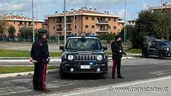 Con la patente ritirata ingrana la marcia durante un controllo e investe un carabiniere