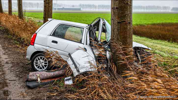 Espel - Ongeluk bij Espel, auto botst tegen boom