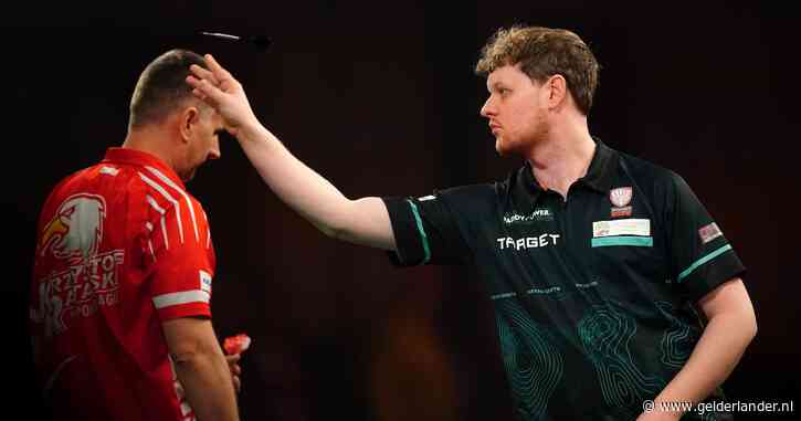 LIVE WK Darts | Kevin Doets kan na thriller opgelucht ademhalen: ‘Ervaring heeft me geholpen’