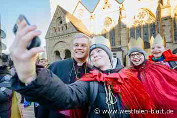 Sternsinger schießen Selfies mit dem Erzbischof