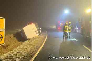 Borgentreich: Transporter kippt bei Glatteis auf die Seite