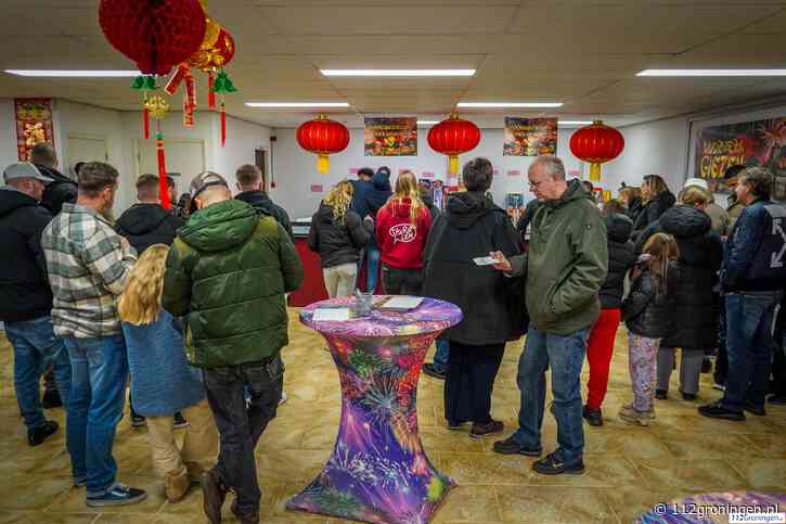 Eerste verkoopdag bij Vuurwerk Giezen in Hoogkerk verloopt erg goed (Video)