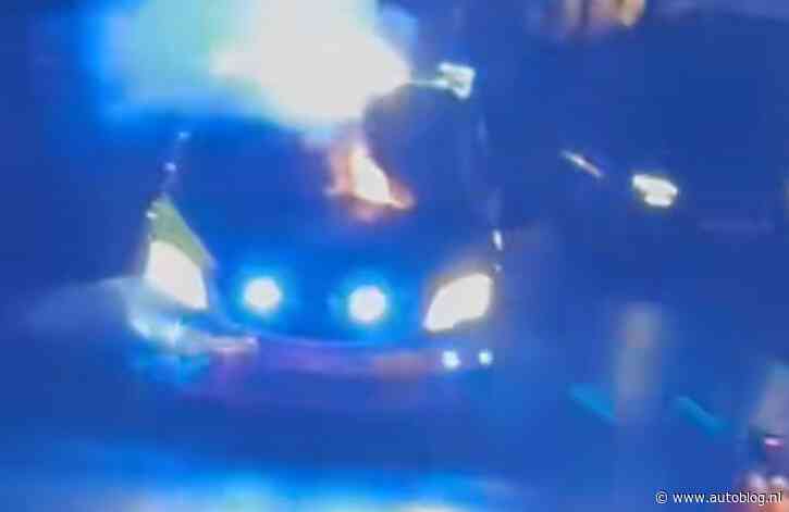”Autoliefhebbers” steken politiebusje in de fik bij car meeting