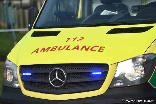 65-jarige man gewond na botsing waarna auto in gracht eindigt