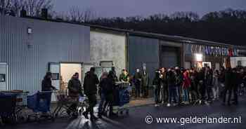 Nederlandse vuurwerkkopers massaal in de rij voor deze Duitse winkel: ‘Hopen dat we niet aan de grens worden aangehouden’