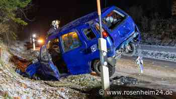 Unfall bei Traunreut: Auto kommt von Fahrbahn ab und überschlägt sich
