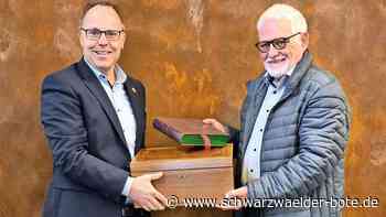 Im Egenhauser Rathaus: Alte Schriften wechseln den Besitzer