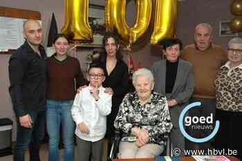 Tiny Fransen blaast net voor Nieuwjaar 101 kaarsjes uit