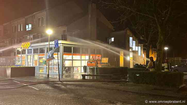 Dak supermarkt in brand, brandweer ontruimt uit vrees voor ontploffing