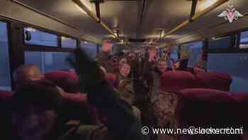 Blijdschap in de bus: Rusland en Oekraïne ruilen honderden krijgsgevangenen