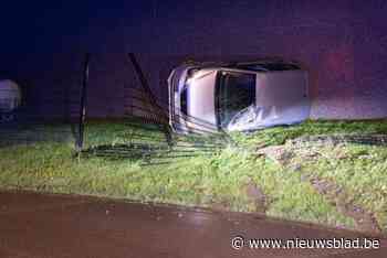 Auto gaat uit de bocht, drie inzittenden naar ziekenhuis