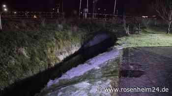 Kurioser Einsatz in Egglkofen: Mann stolpert offenbar volltrunken über Zaun und landet in Bach