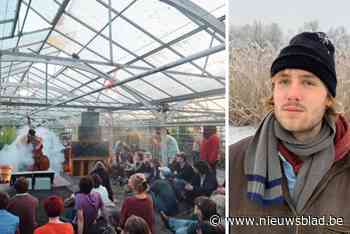 Milan (22) transformeert bouwvallige serre tot kunstgalerie: “Schilderijen, theater, een filmvertoning, dans … alles kan hier”