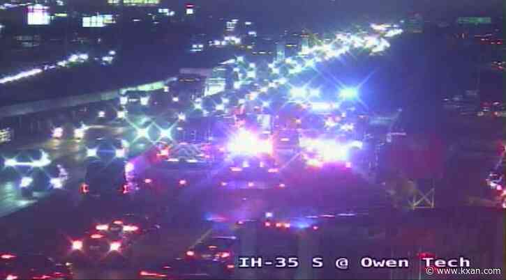4 injured in crash on I-35 at Howard Lane