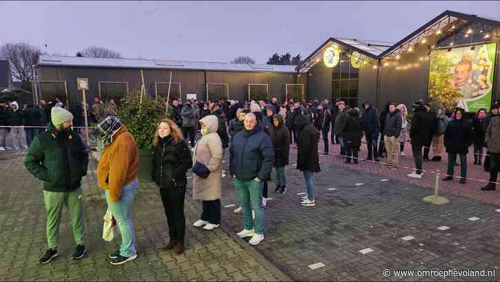 Almere - Almeerders moeten 1,5 uur wachten bij populaire oliebollenkraam