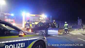 Unfall bei Heldenstein: Mit dem Auto über Verkehrsinsel gerauscht