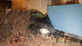 Spektakulärer Unfall in Bayern: SUV kracht unter Balkon und bleibt stecken