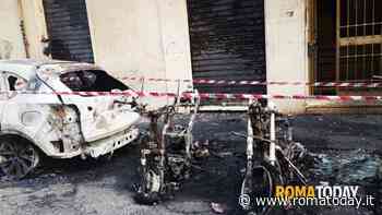 Un incendio ha distrutto auto e scooter all'Appio Latino